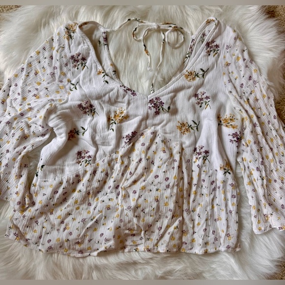 HOLLISTER White Floral Flowy Short Sleeve V-Neck Crop - Picture 1 of 5